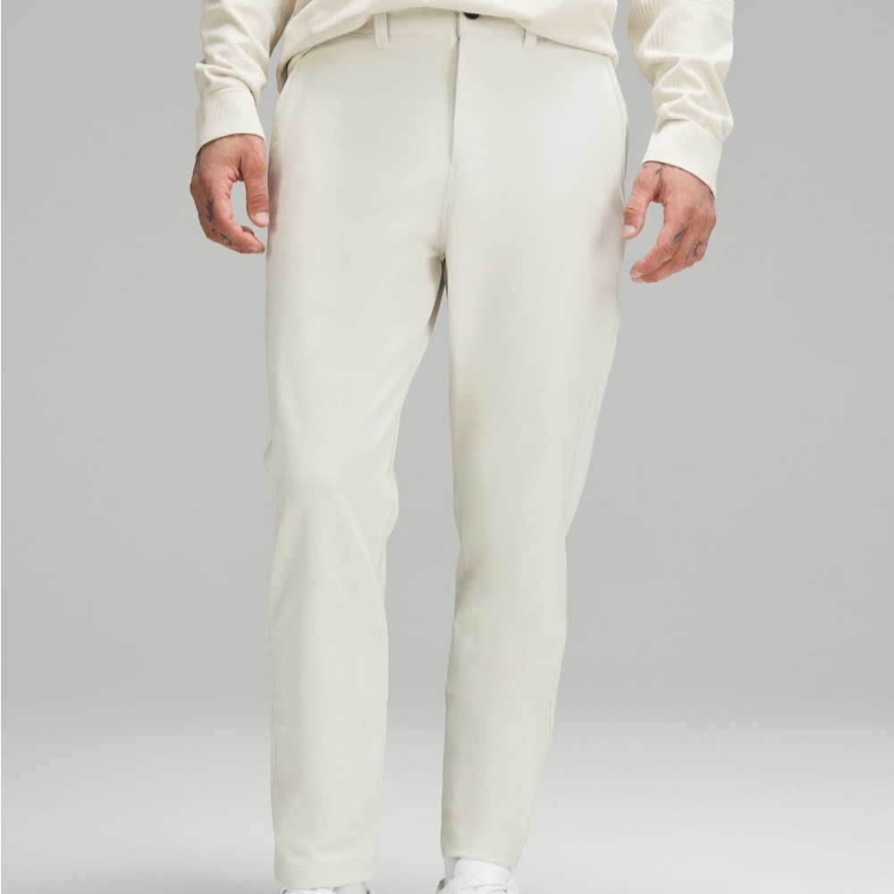 Lululemon Athletica Men's Relaxed-Tapered Smooth
Twill Trouser bone size 33